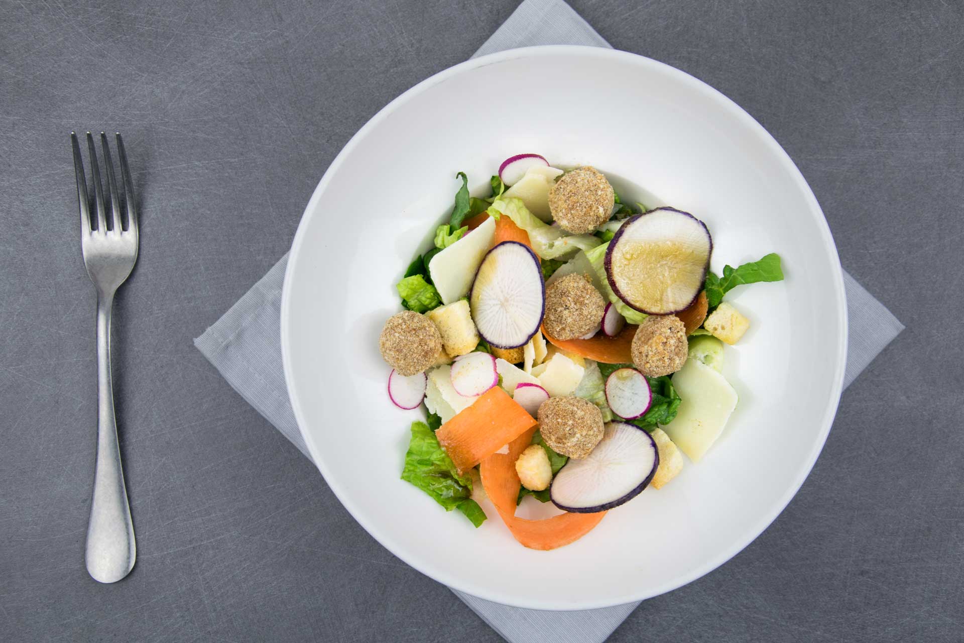 Salade au fromage de chèvre pané