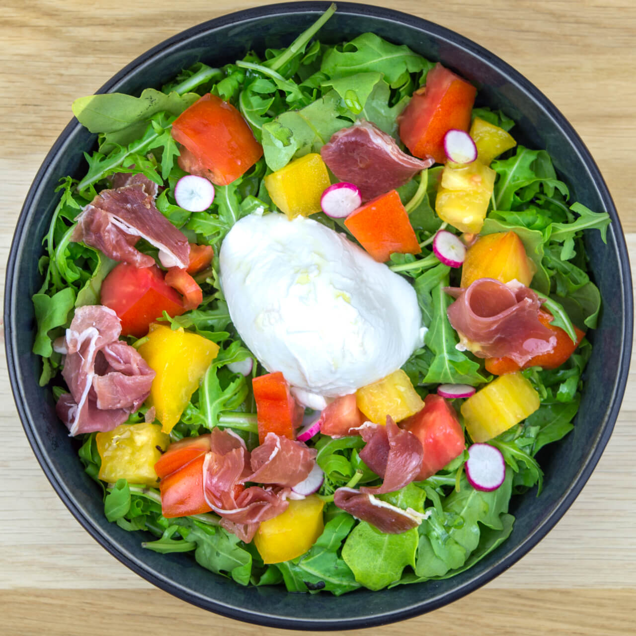 Salade de roquette, jambon cru de Bayonne et mozzarella di bufala entière