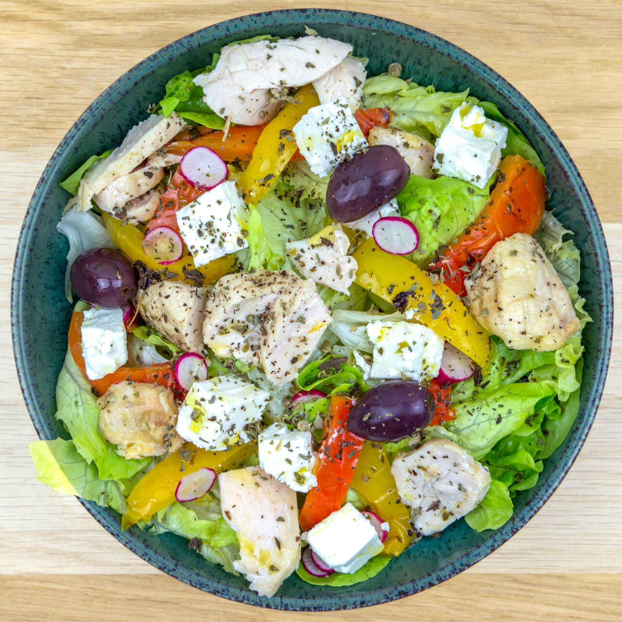 Salade au poulet, fêta AOP et poivrons marinés