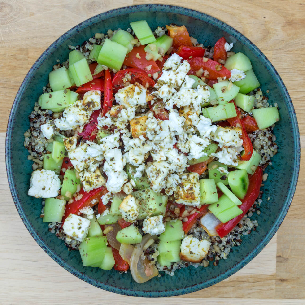 Salade de quinoa, poivrons et fêta rôtie à l'origan
