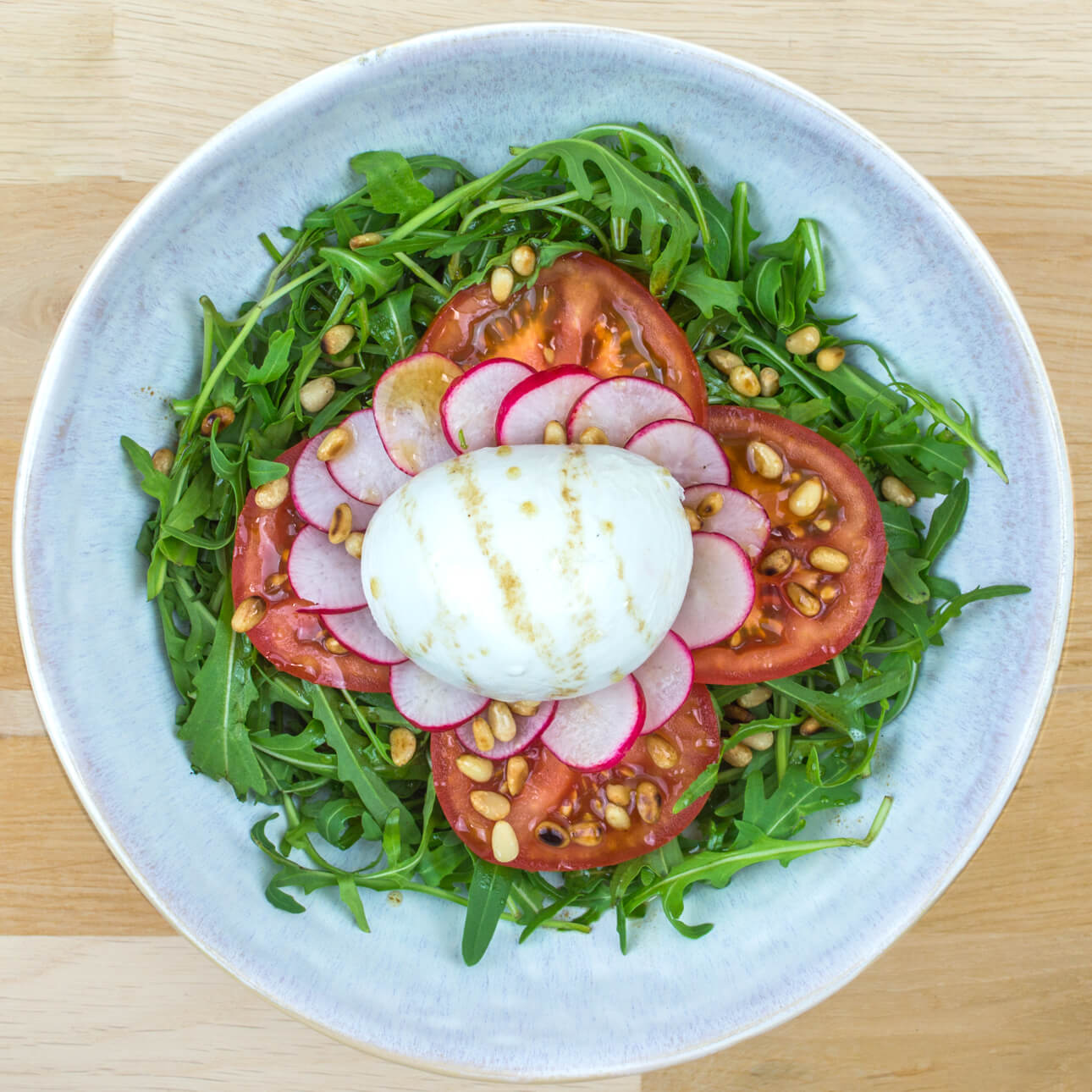 Salade mozzarella di bufala entière, tomate et pignons grillés