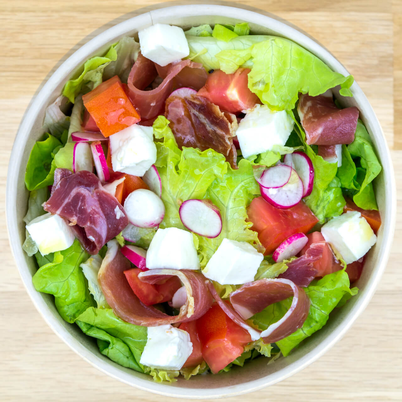 Salade de tomate, mozzarella di bufala et jambon cru