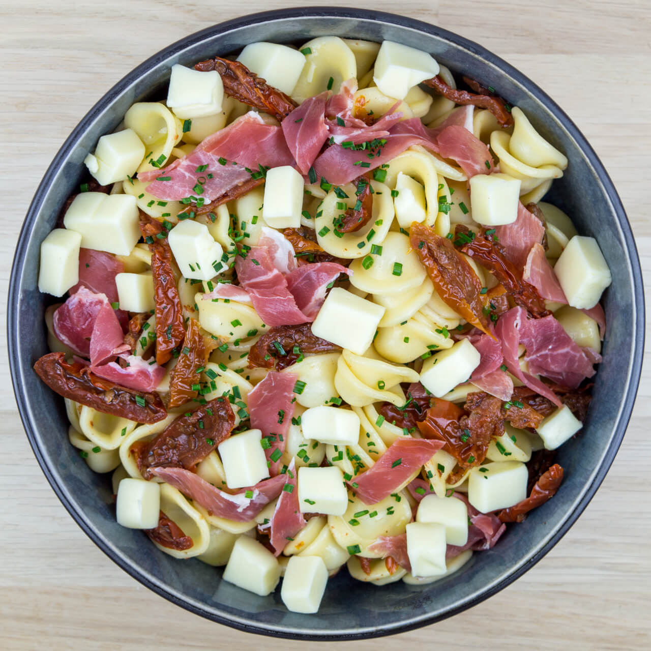 Orecchiette au jambon cru, tomates séchées et mozzarella di bufala