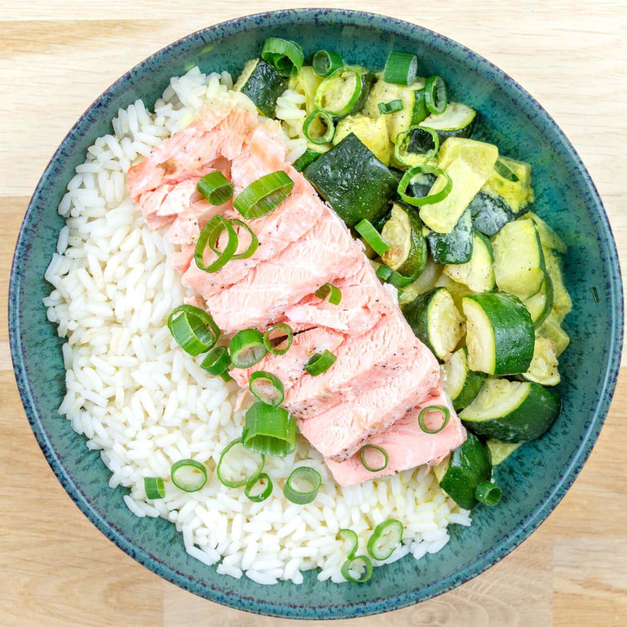 Saumon au curry, lait de coco, courgette et riz