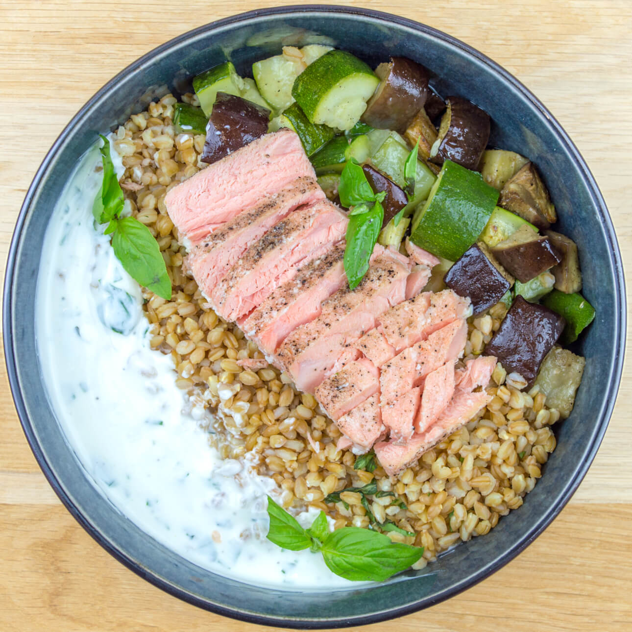 Saumon crème au basilic et au citron, petit épeautre et légumes