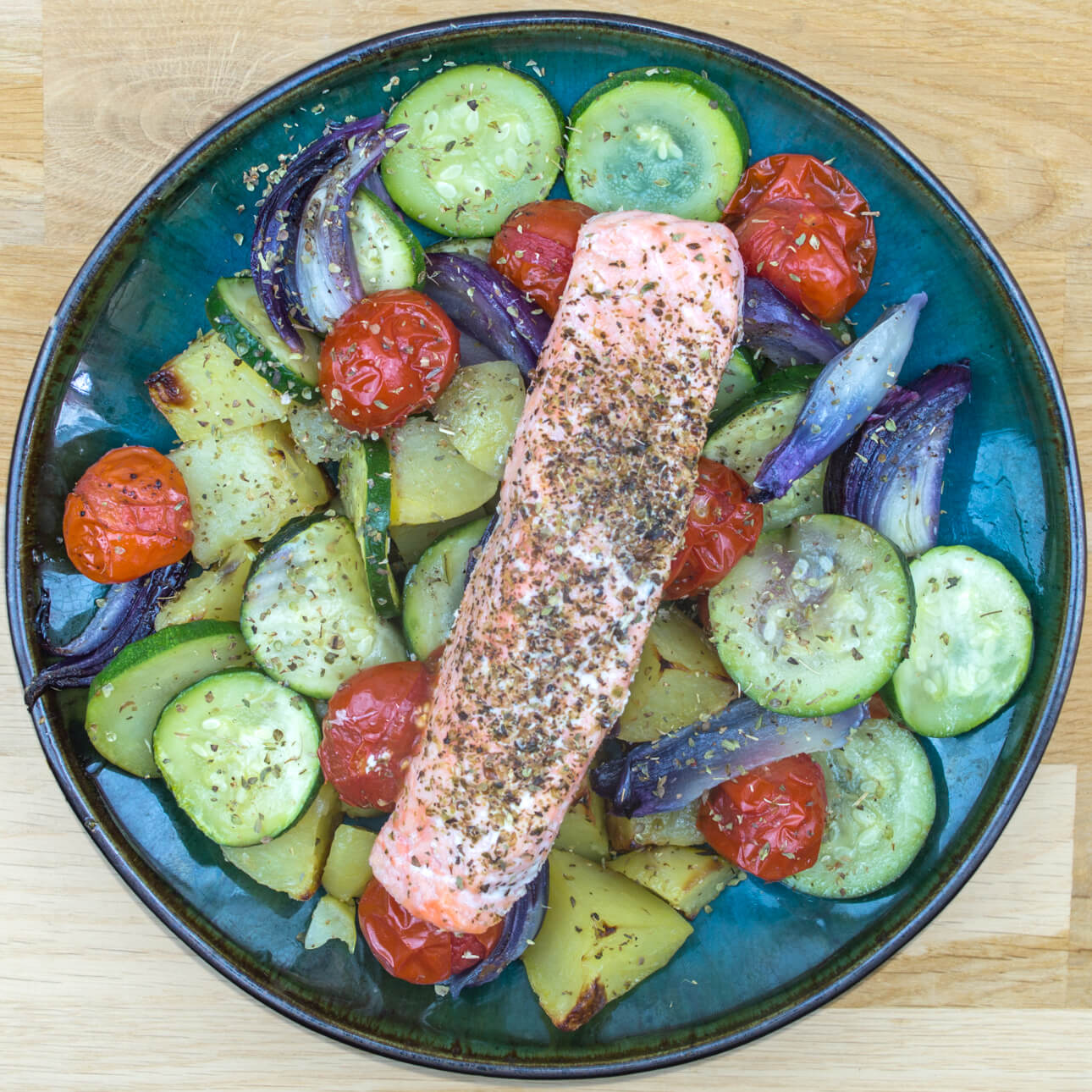 Saumon à l'origan et légumes estivaux rôtis