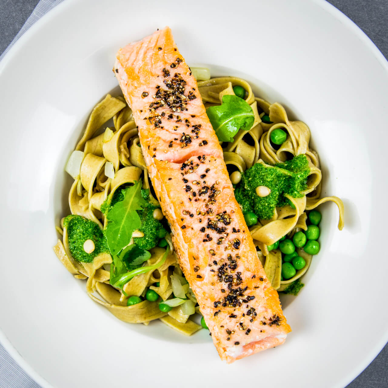 Pavé de saumon, tagliatelles bio au pesto de roquette