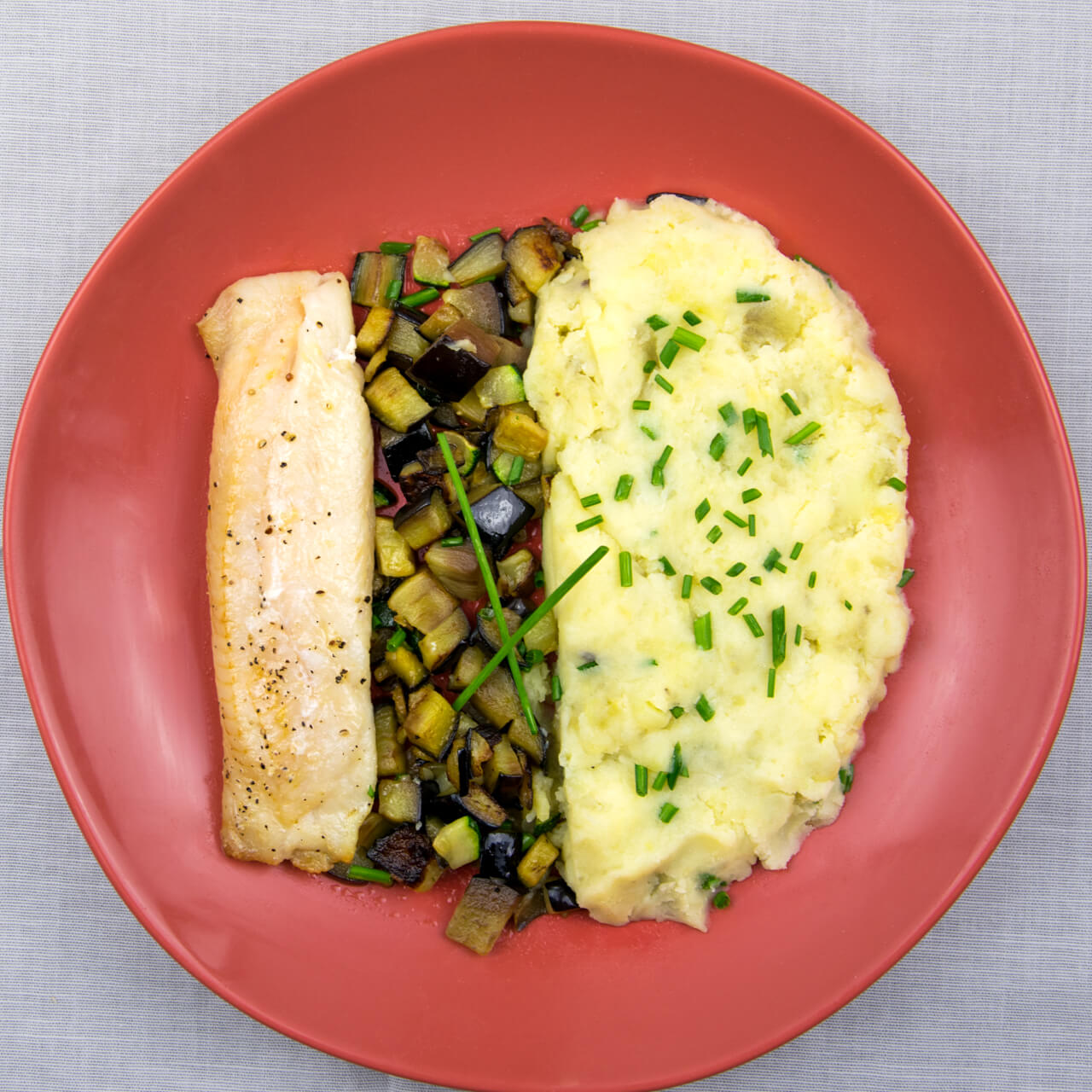 Filet de sole, écrasé de pommes de terre et légumes