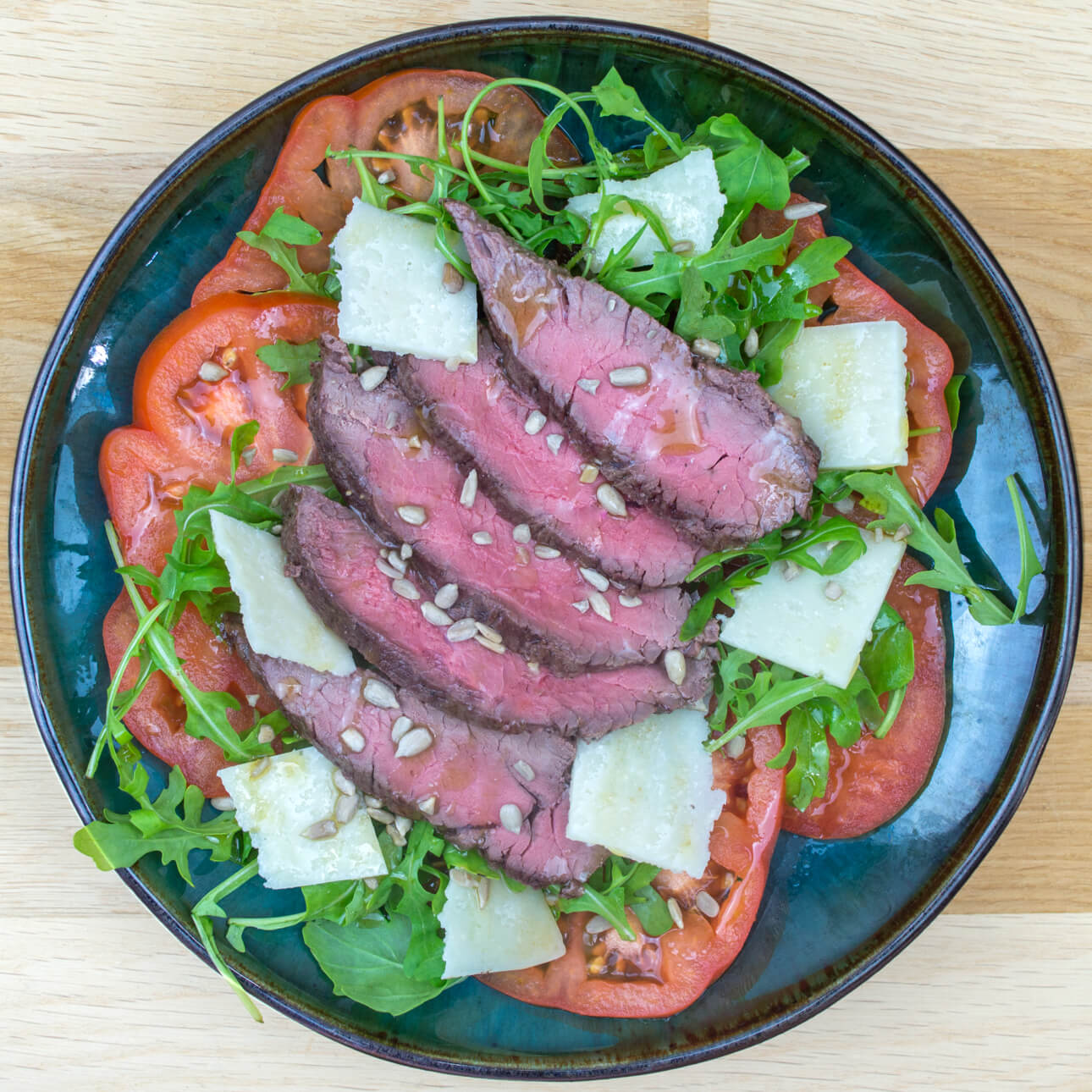 Tagliata de bœuf, roquette et tomate