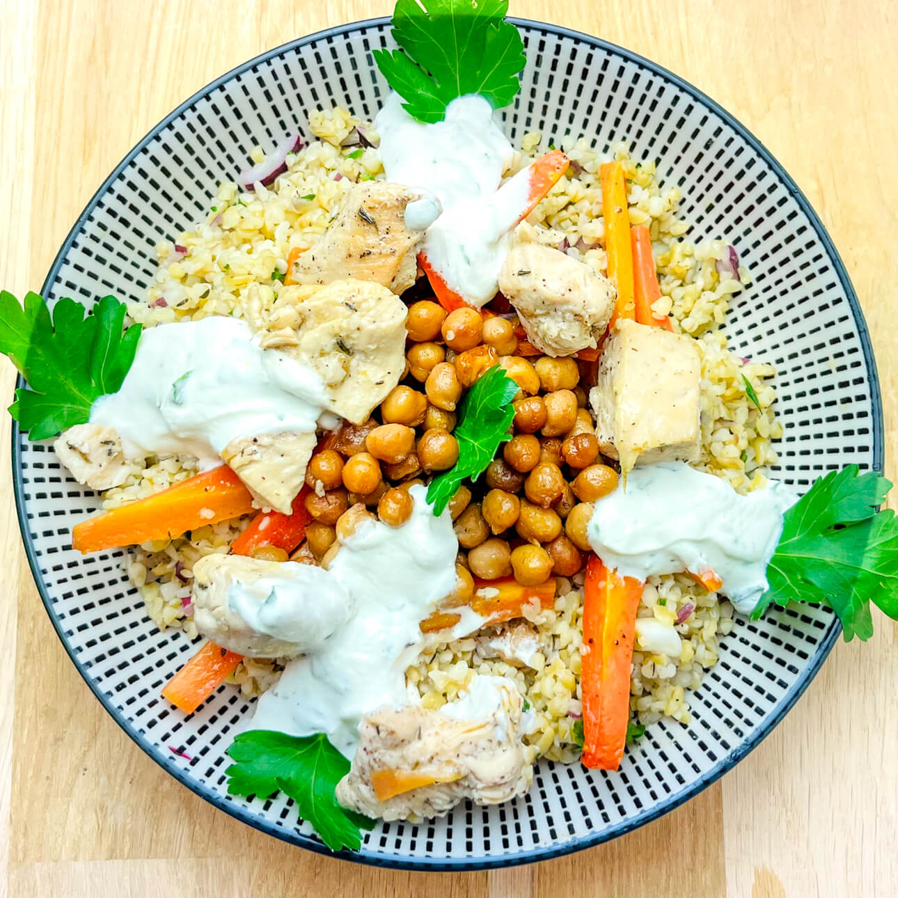 Bowl au boulgour, poulet, pois chiche rôtis et carottes