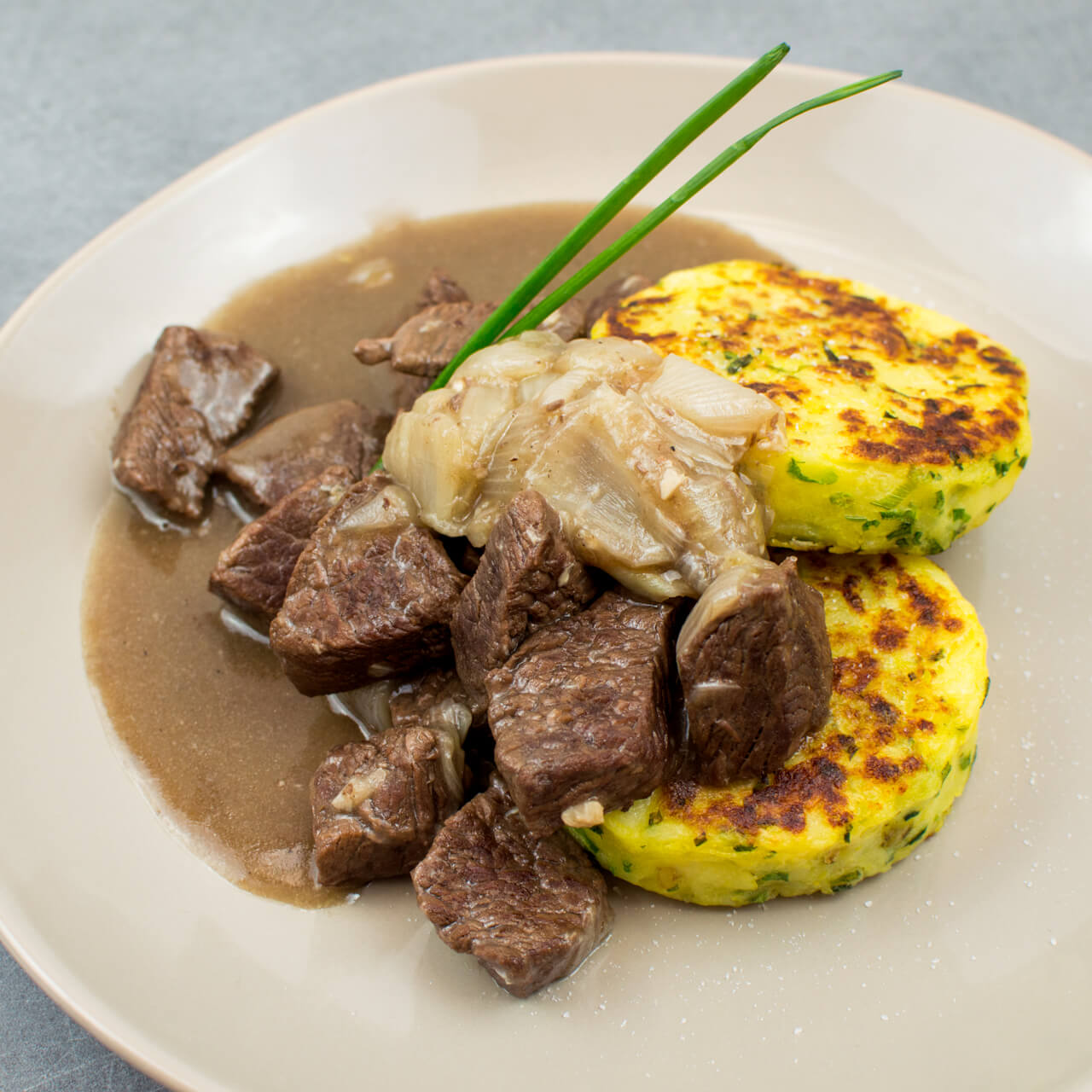 Confit de boeuf, galette de pommes de terre à la ciboulette
