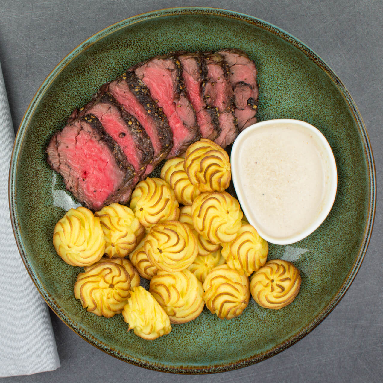 Rôti de boeuf au poivre, pommes de terre duchesse maison