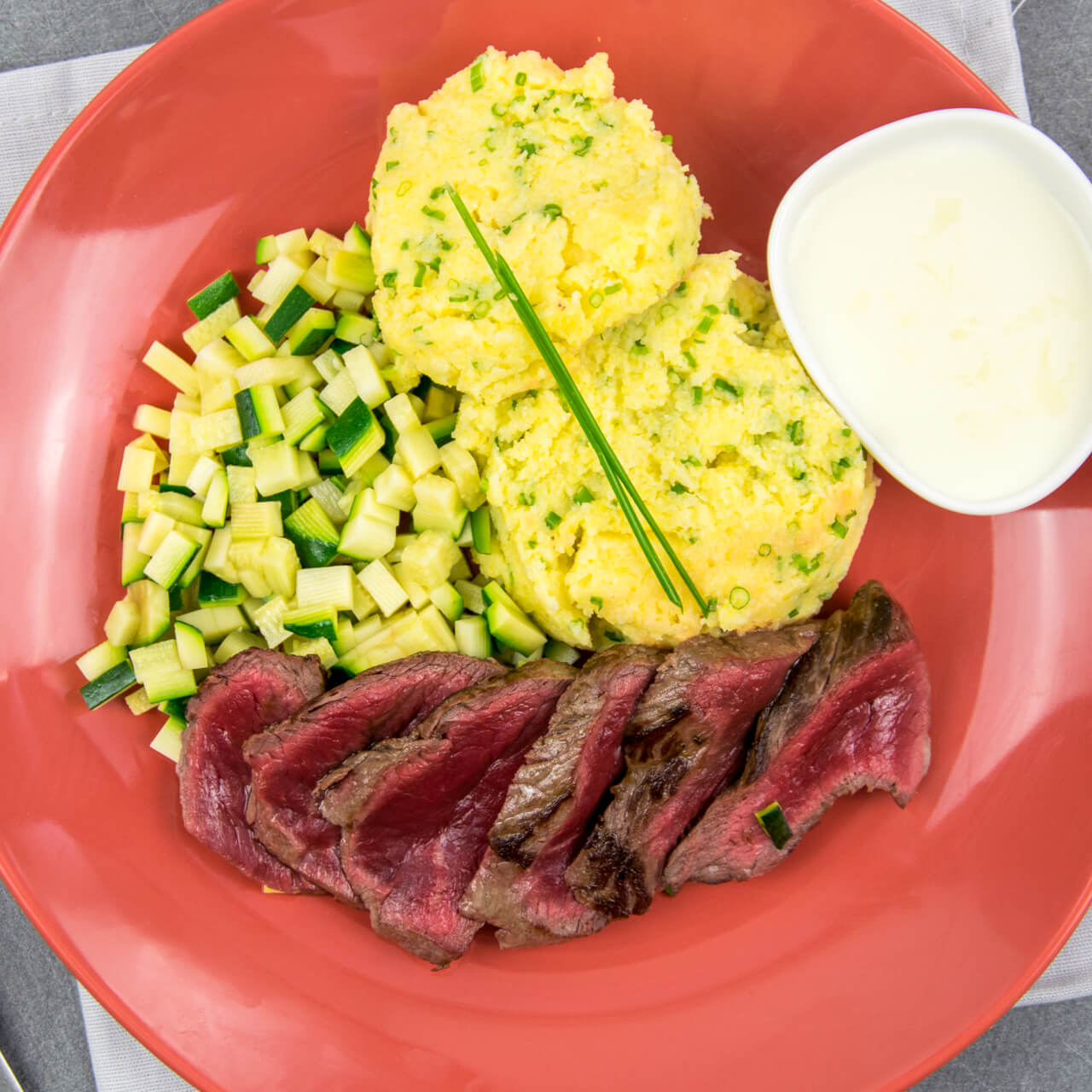 Cœur de rumsteak sauce au Grana Padano AOP, polenta et courgettes poêlées