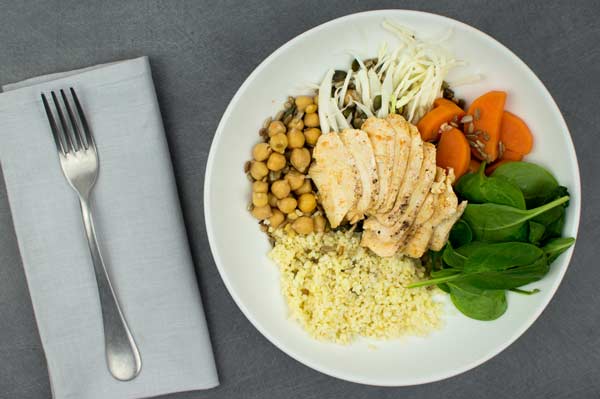 Bowl boulgour, légumes et poulet mariné