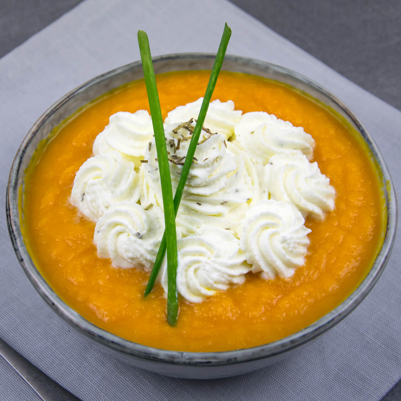 Velouté de carotte bio et chantilly au thym