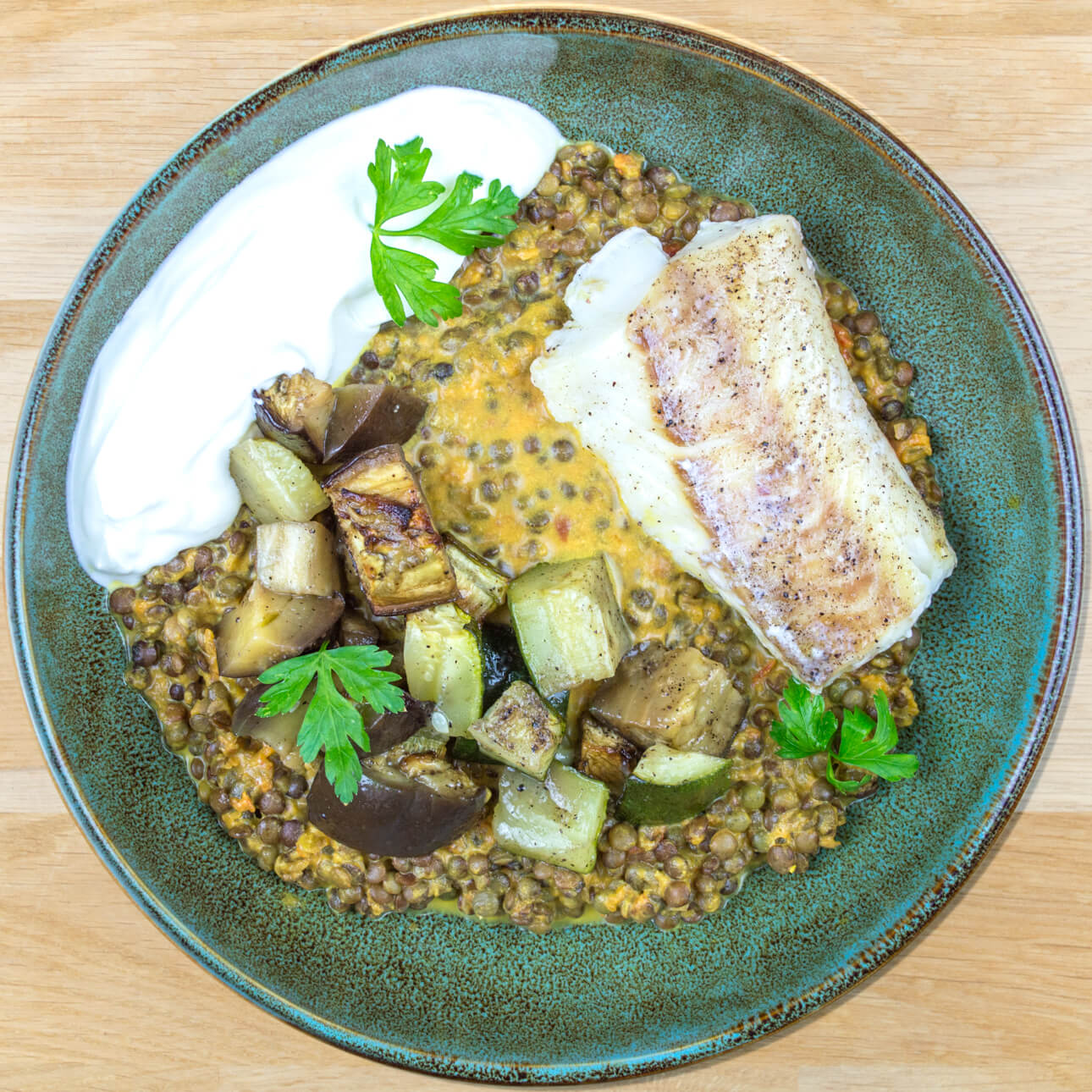 Filet de colin, cari de lentilles et légumes estivaux