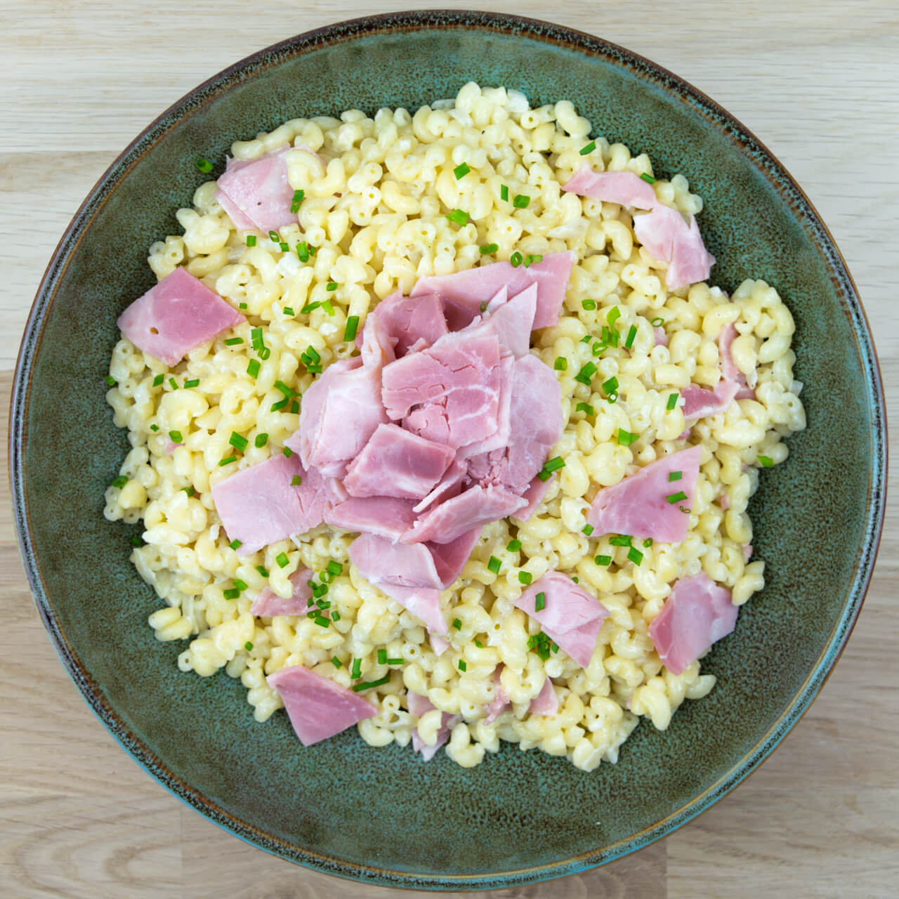 Coquillettes au jambon et huile à la truffe