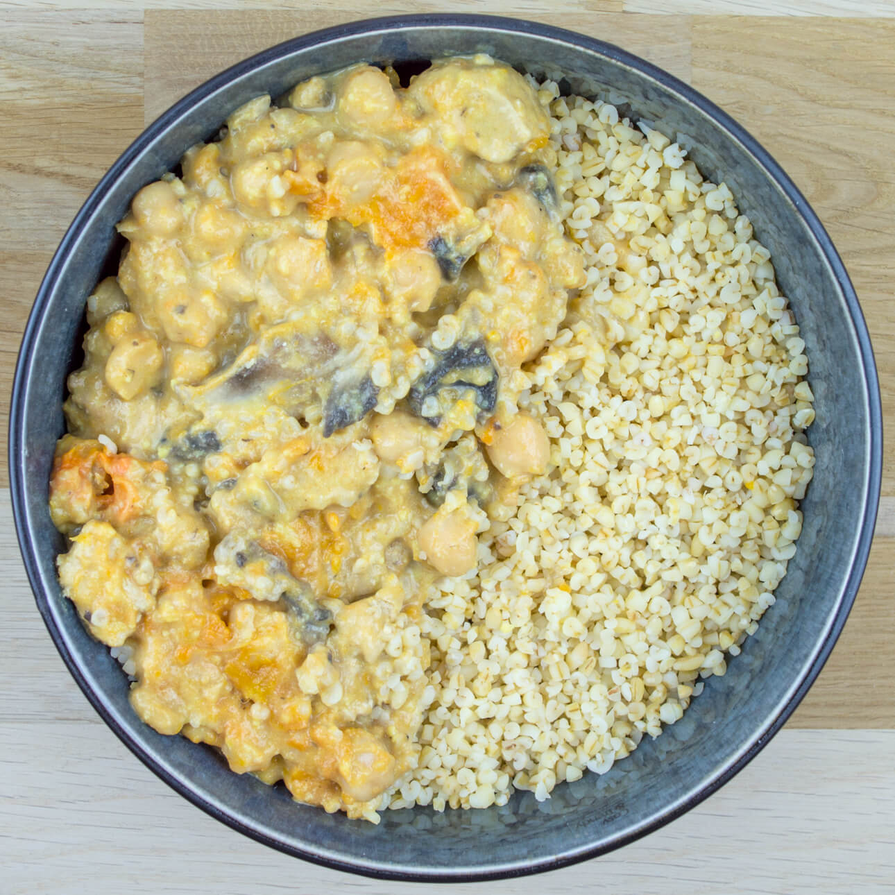 Curry de poulet, légumes et lait de coco