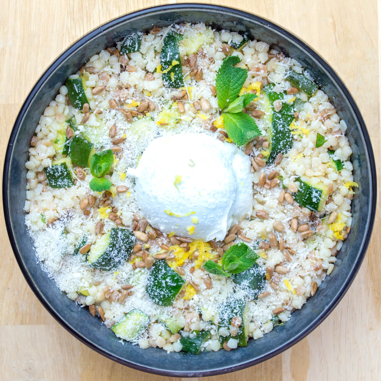 Salade de fregola sarda à la mozzarella di bufala AOP, courgette rôtie et vinaigrette au citron
