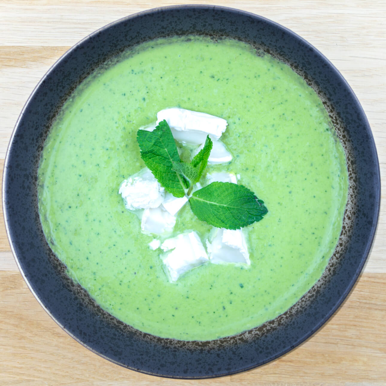Gaspacho de petit pois, fromage de chèvre et menthe