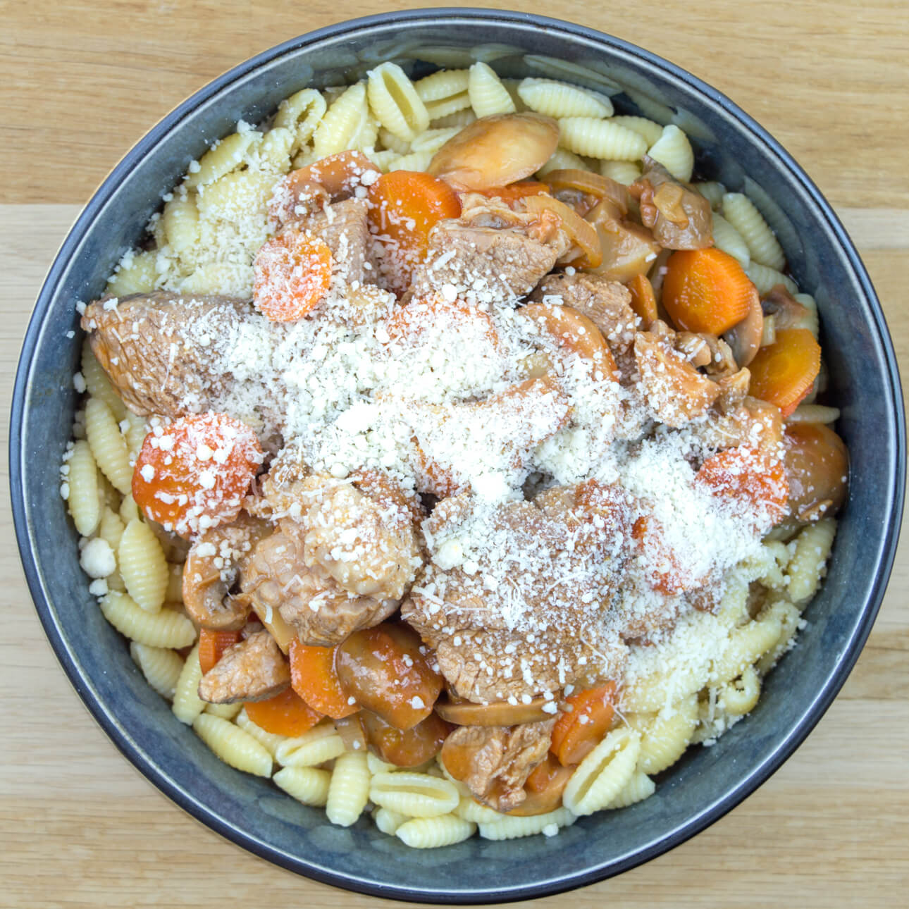 Sauté de veau aux légumes, champignons et gnocchetti sardi