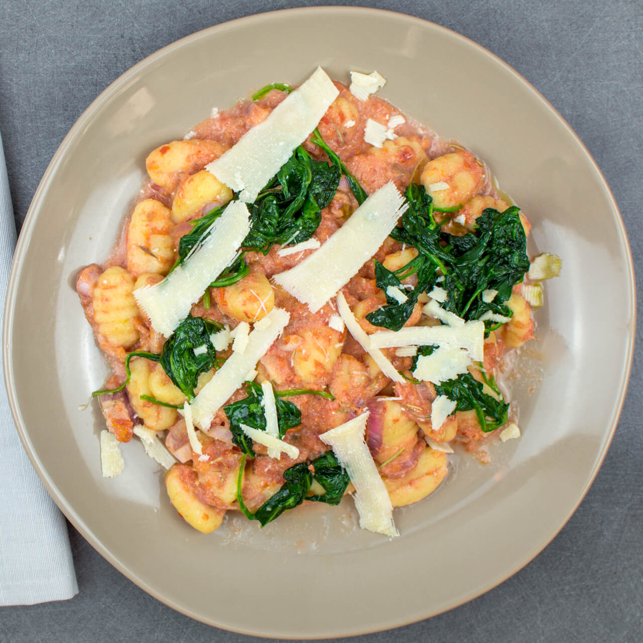 Gnocchi à la sauce tomate, mascarpone et épinard