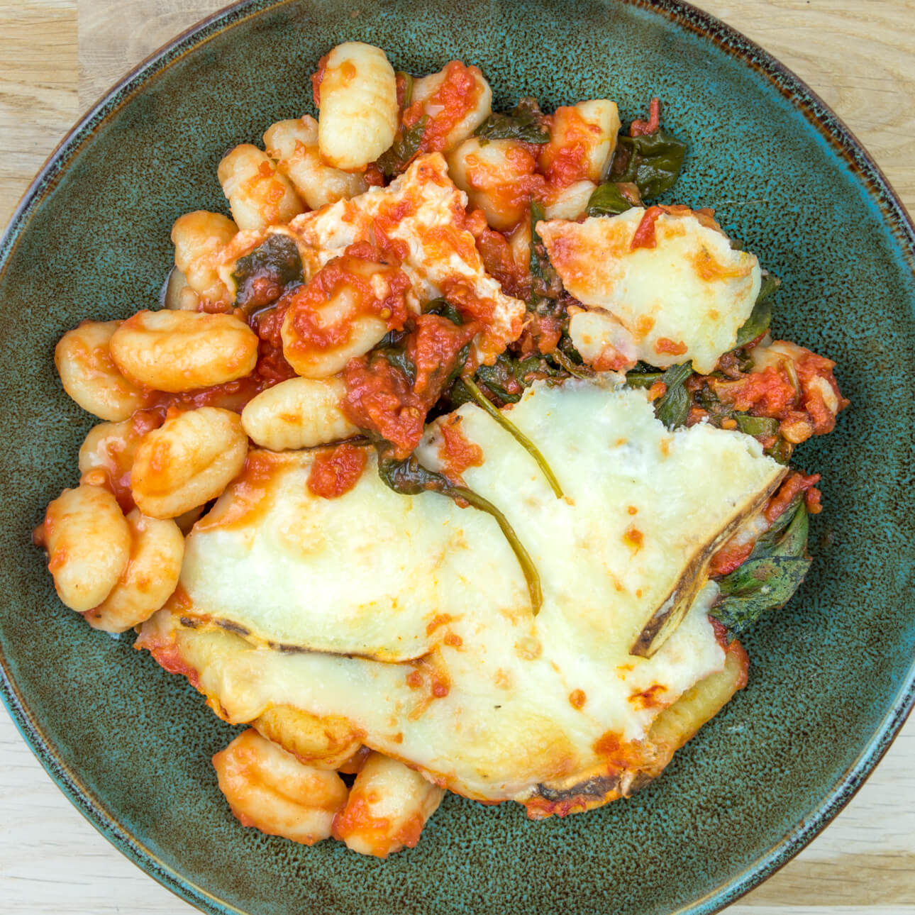 Gratin de gnocchi à la sauce tomate, épinards et tome de Savoie