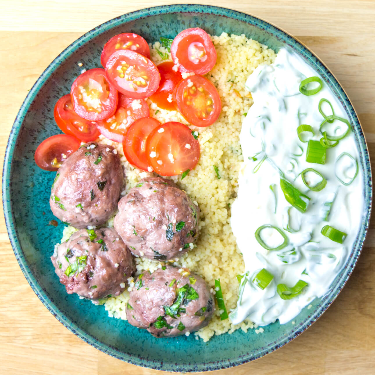 Kefta de bœuf, semoule et sauce aux cébettes