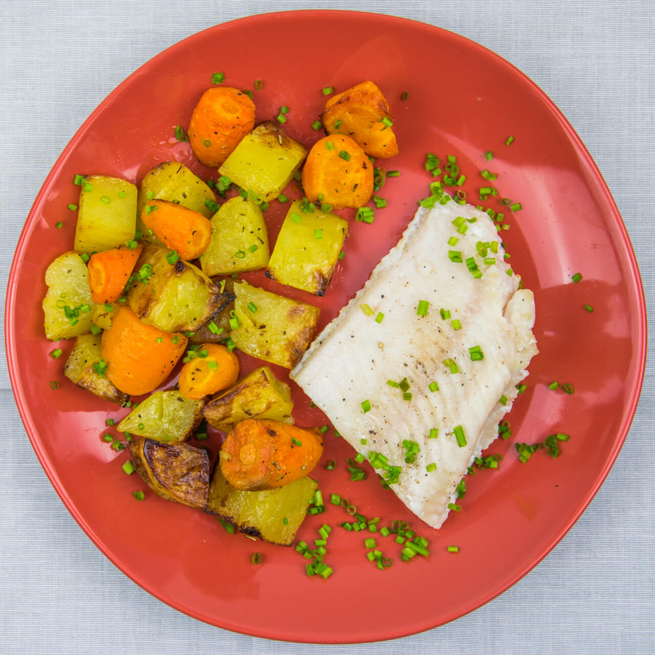 Filet de loup, pommes de terre et carottes rôties