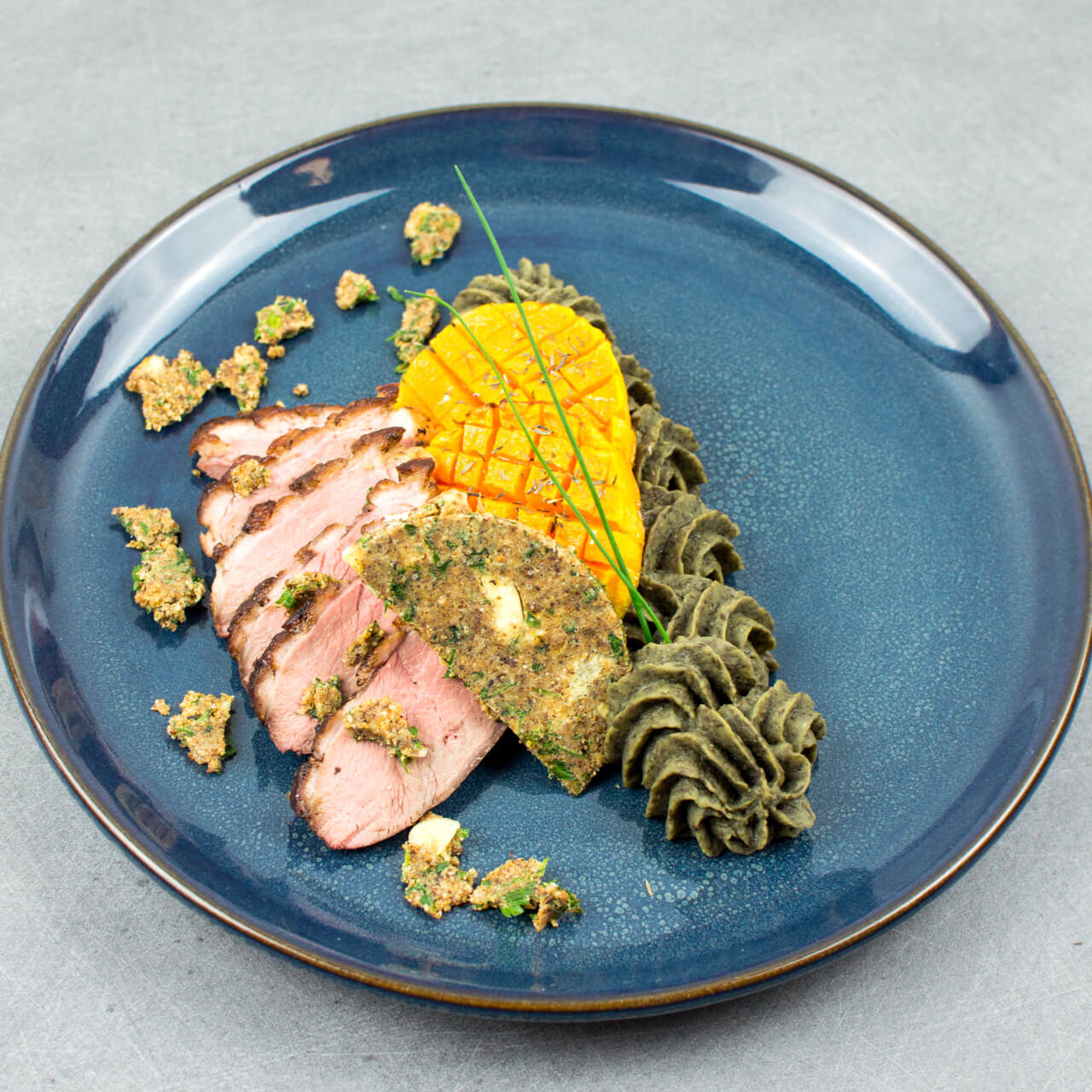Magret de canard, écrasé de lentilles, croûte de noix et courge rôtie