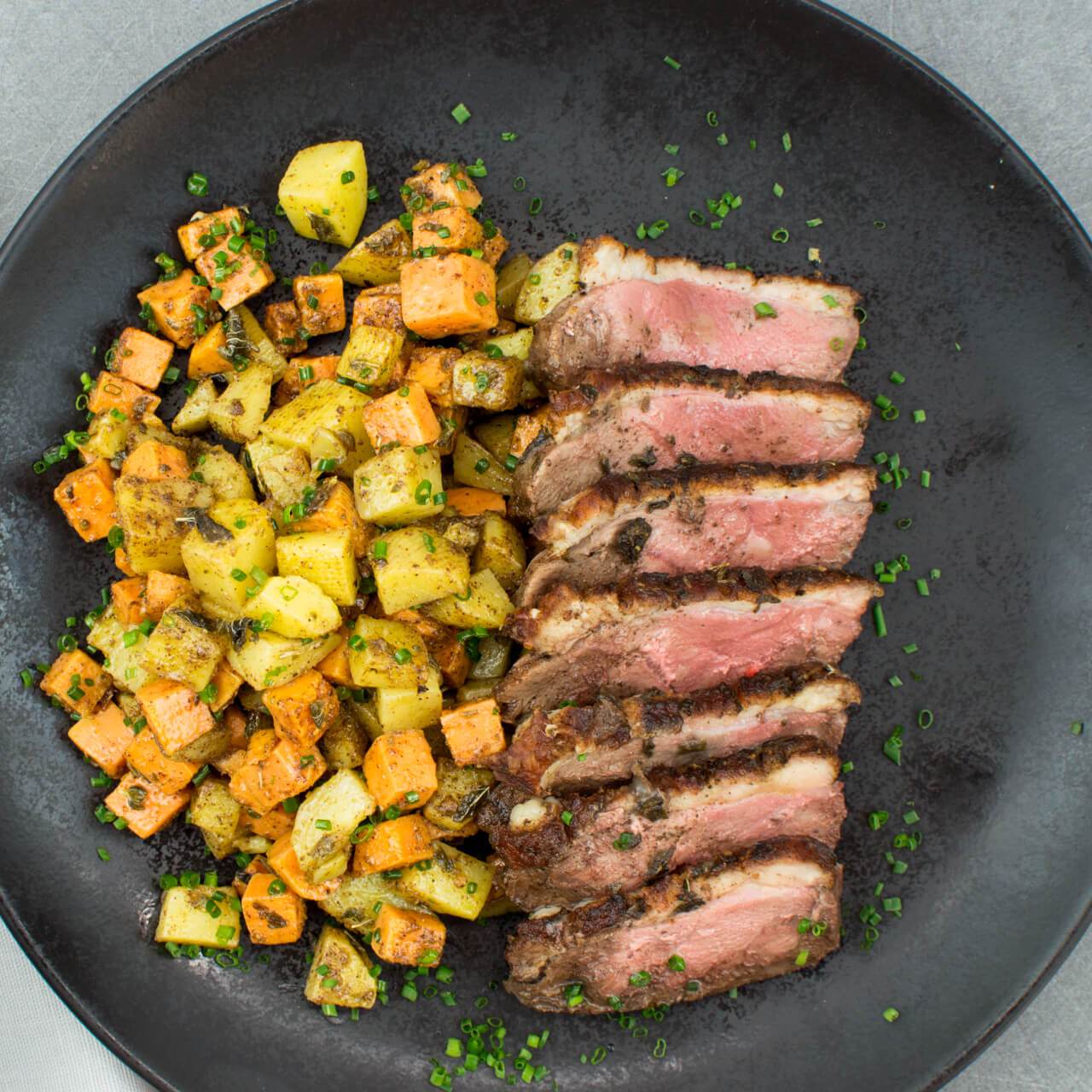 Filet de canard, pommes de terre et patates douces rôties