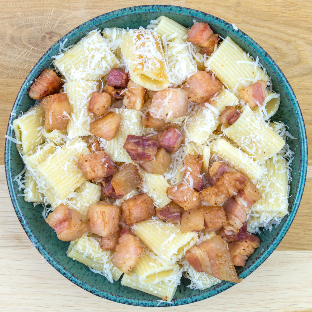 Mezze maniche, pancetta et Pecorino AOP