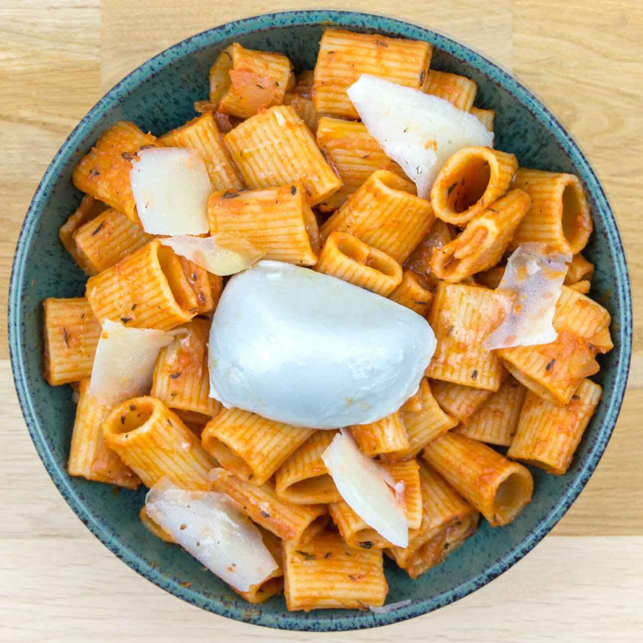 Mezze maniche, sauce tomate et mozzarella di bufala Campana