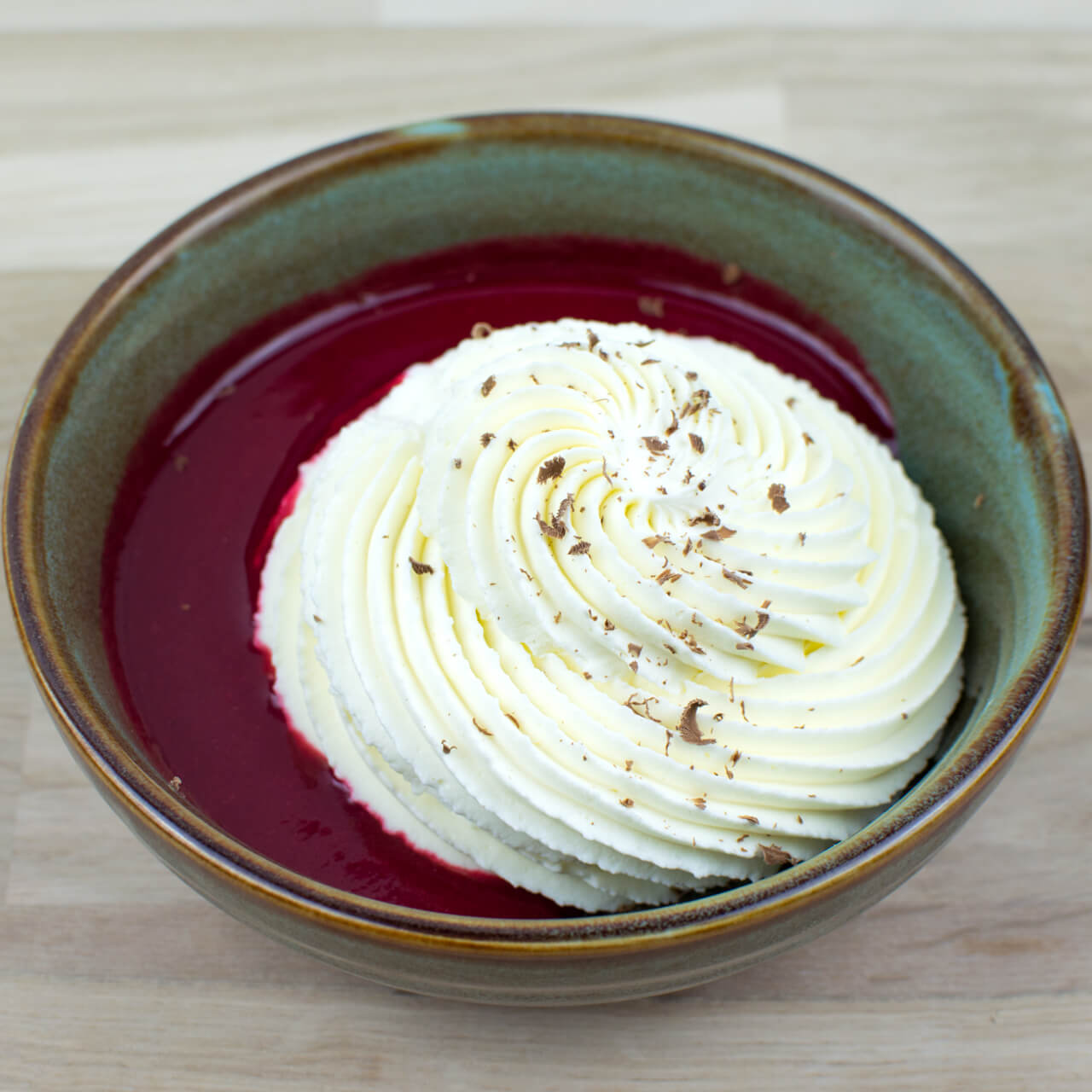 Mousse au chocolat blanc, coulis à la framboise