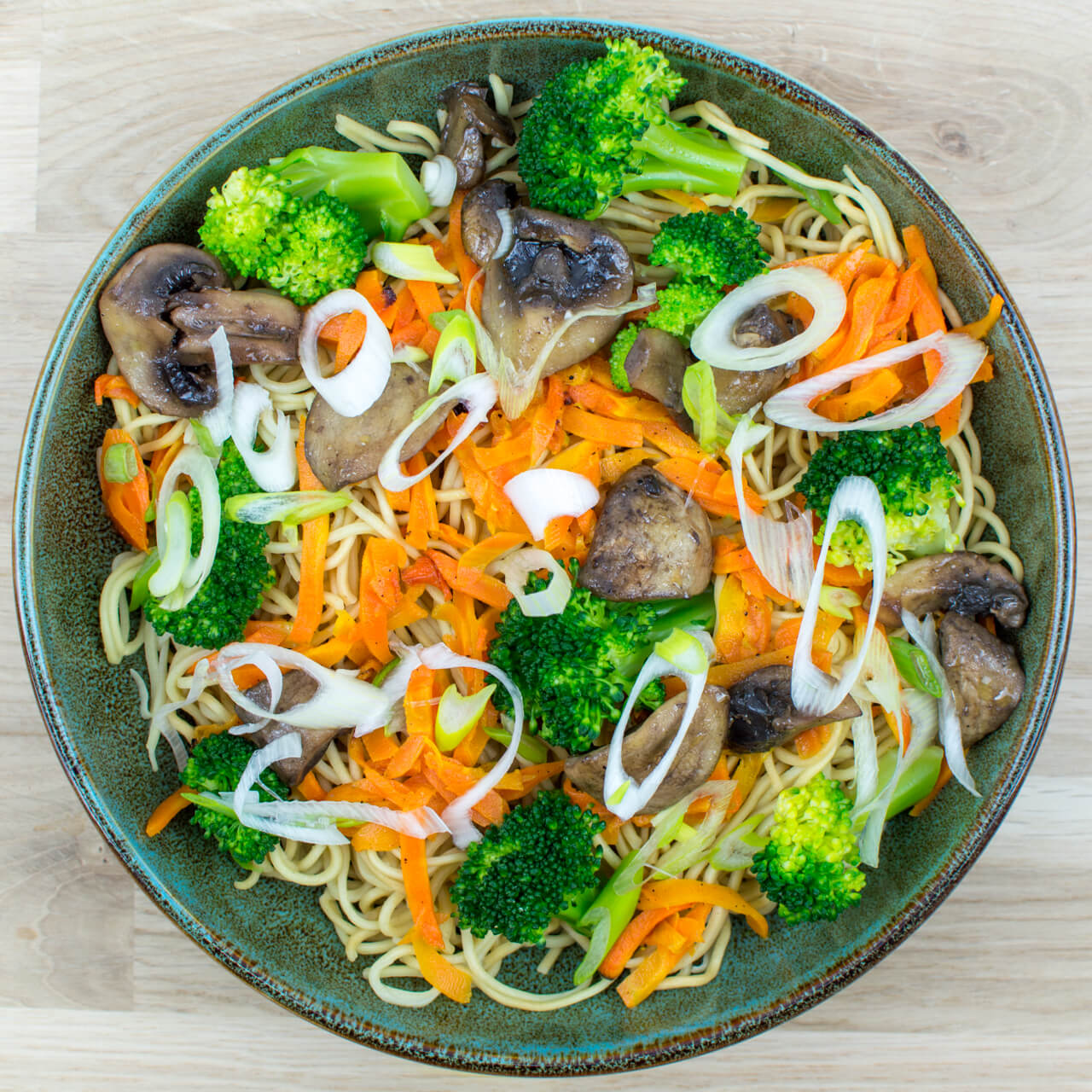 Nouilles aux légumes et champignons