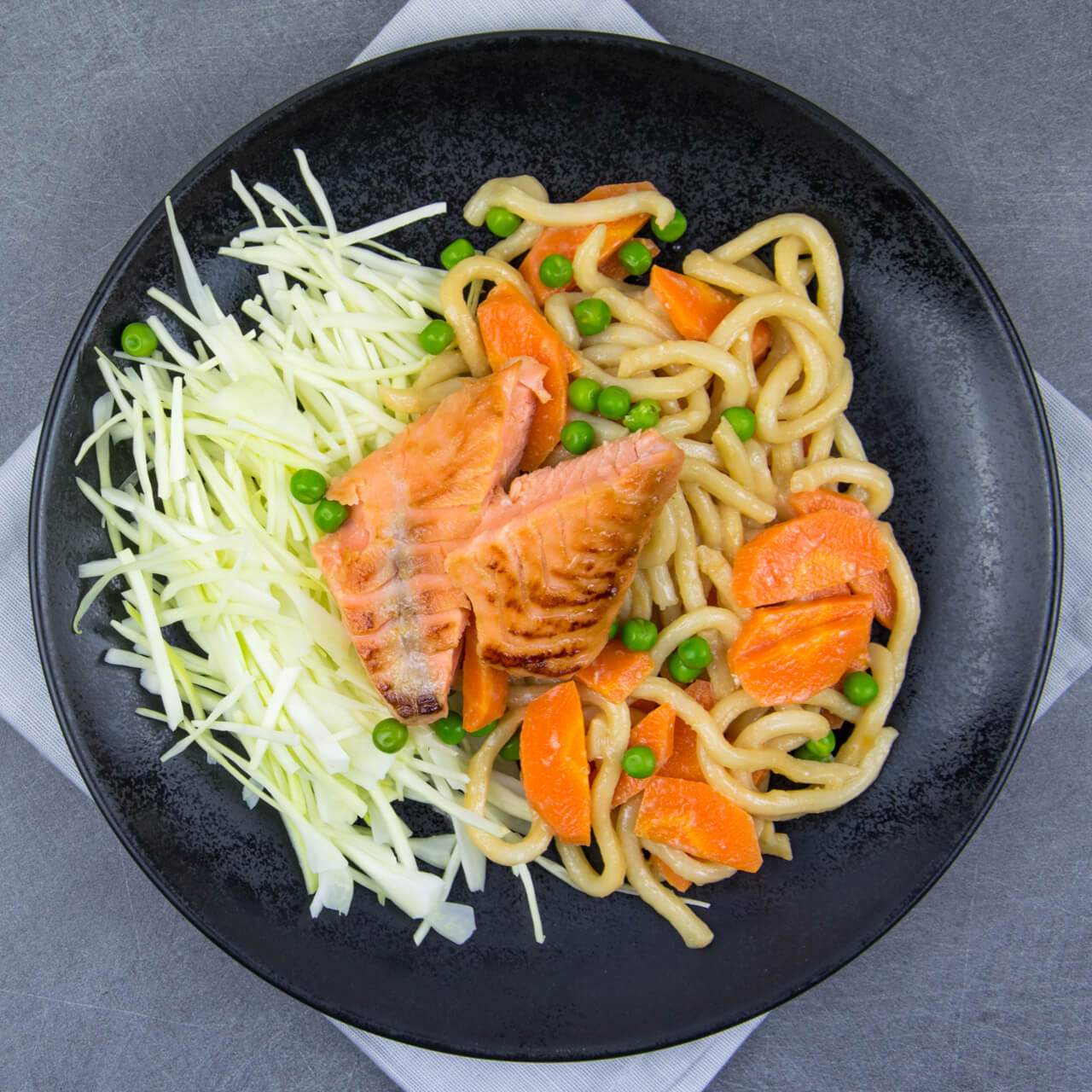 Saumon au miso, nouilles udon et légumes