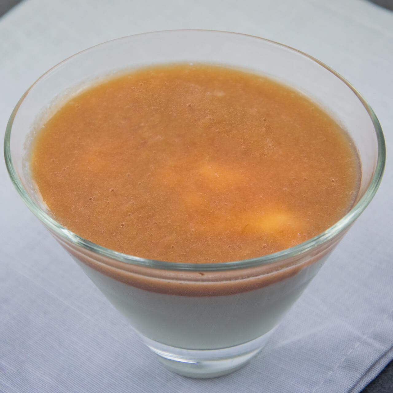 Fromage blanc des Alpes, coulis à la rhubarbe