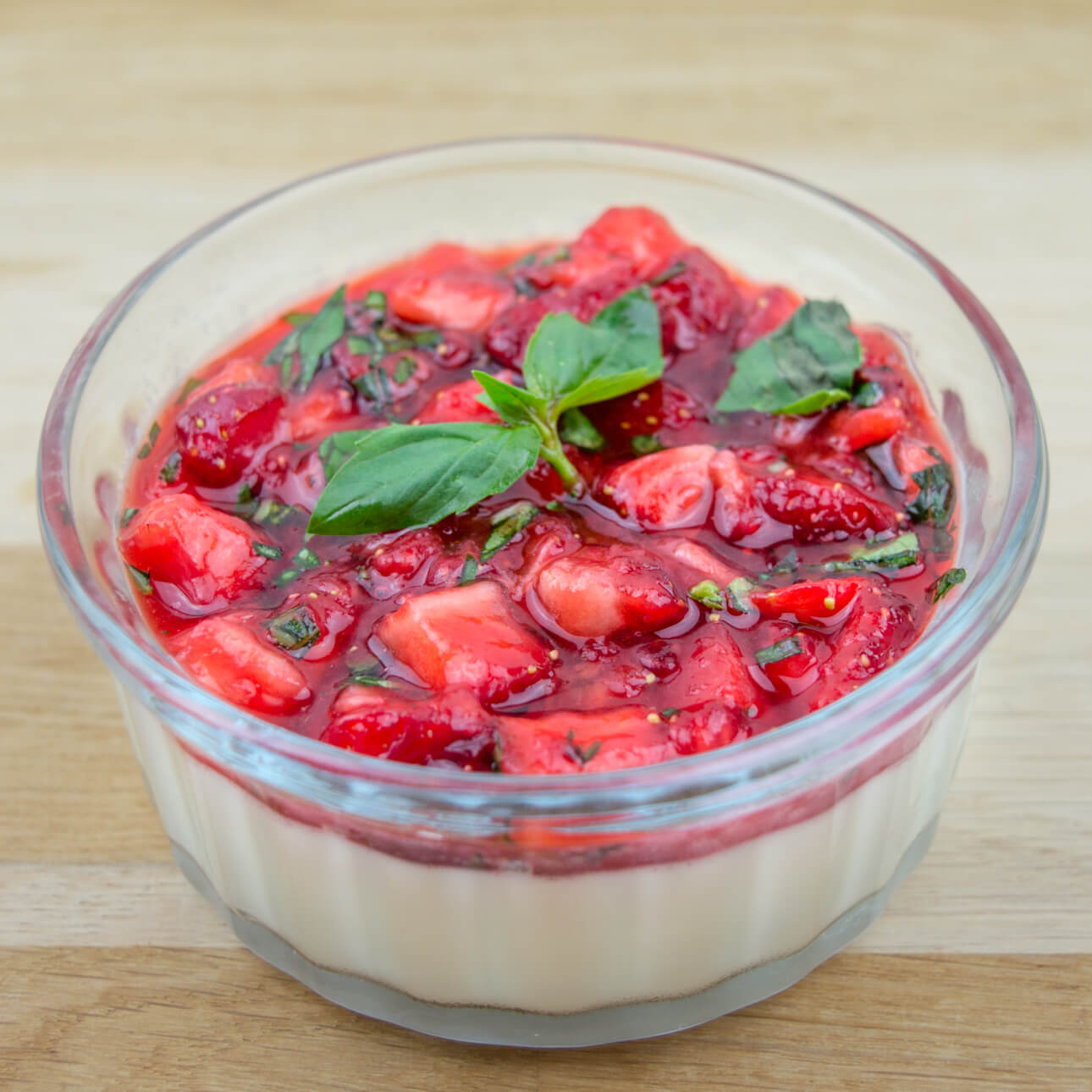 Fromage blanc des Alpes aux fraises de Provence et basilic