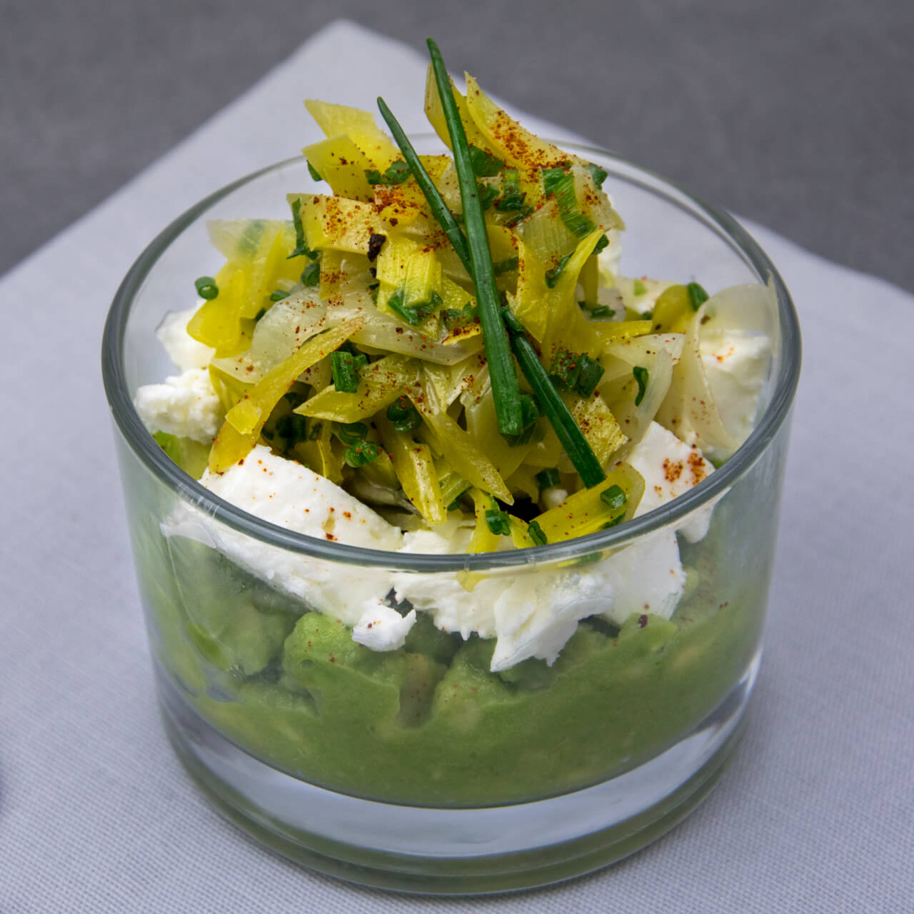 Verrine à l'avocat, feta et chutney de poireau