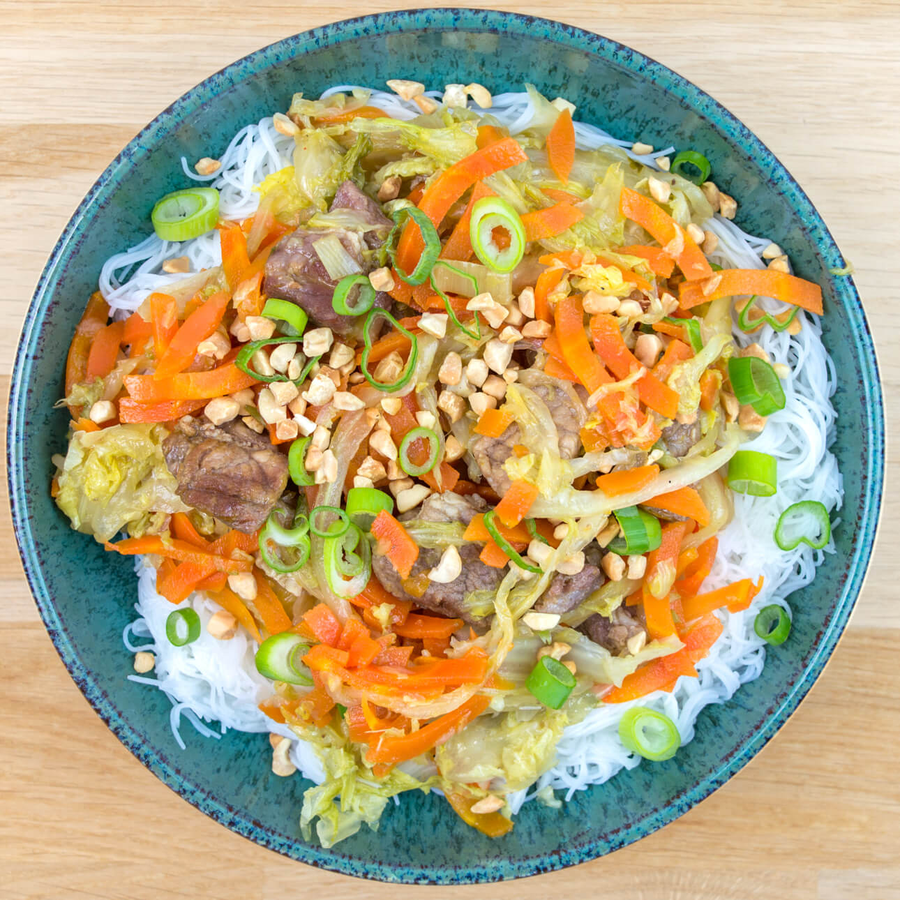 Porc mariné, légumes sautés et vermicelles de riz