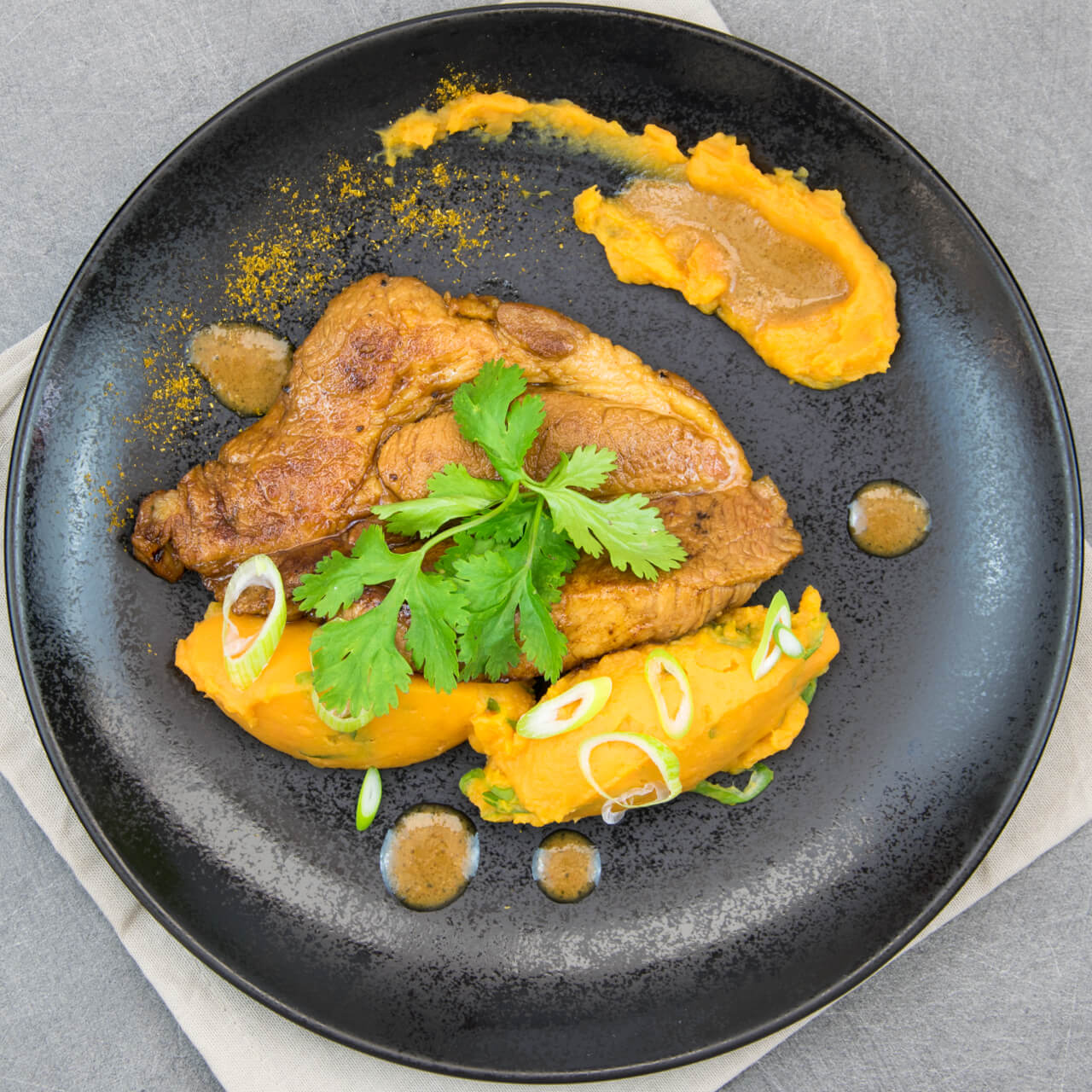 Roti de porc mariné, purée de patates douces