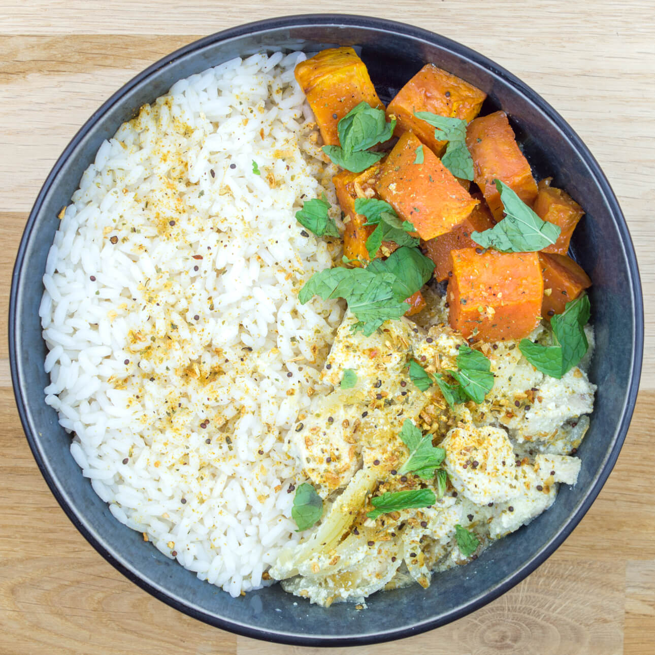 Filet de poulet biryani, riz et patate douce rôtie