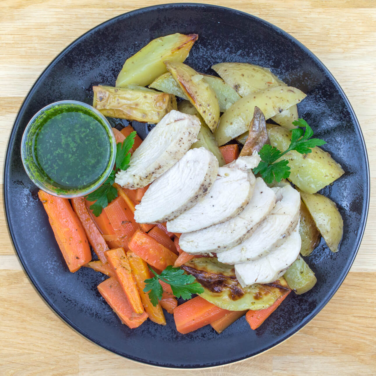 Filet de poulet sauce chimichurri, carottes et pommes de terre rôties