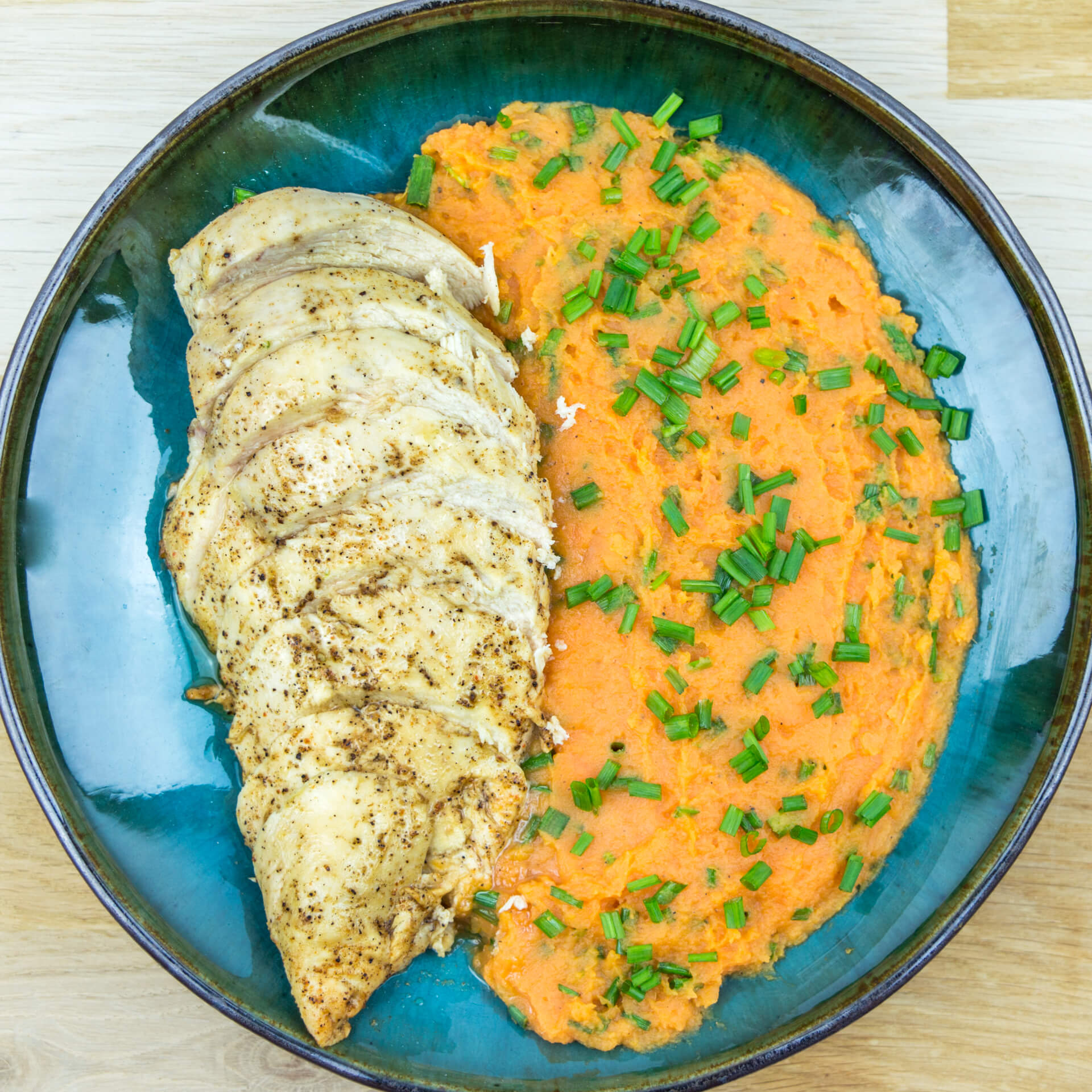 Filet de poulet épicé, écrasé de patates douces à la ciboulette