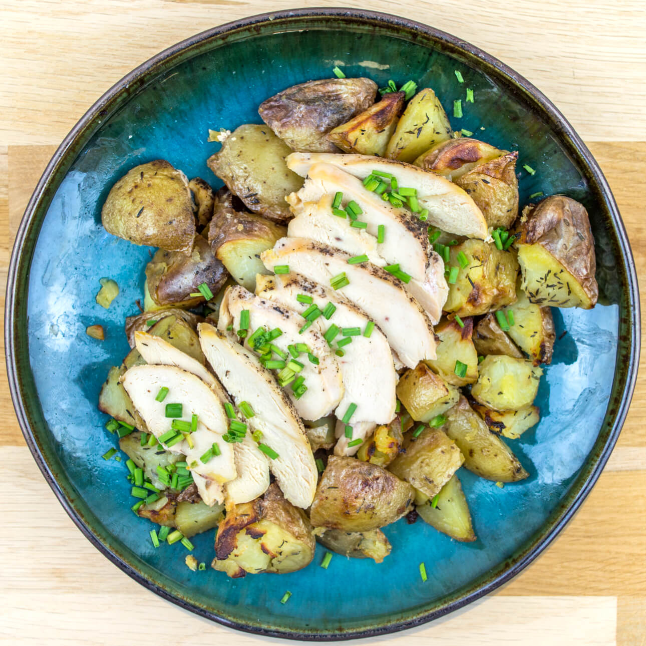 Filet de poulet, pommes de terre rôties à la provençale