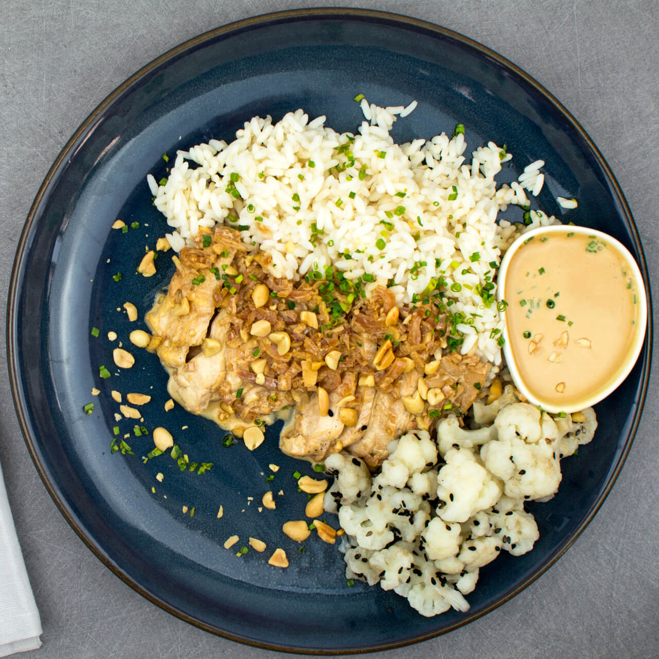 Filet de poulet sauce au satay, riz et légumes