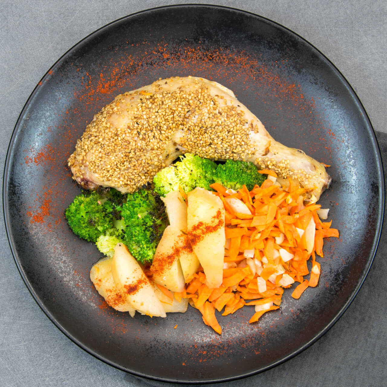 Cuisse de poulet au sésame, légumes poêlés et poires rôties