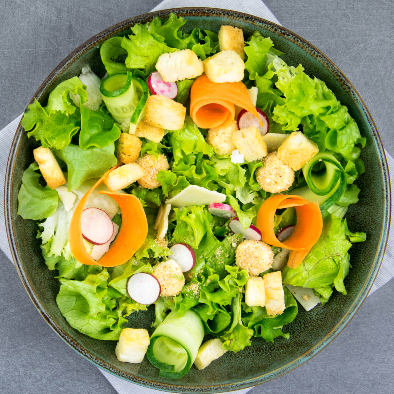 Salade à la mozzarella panée