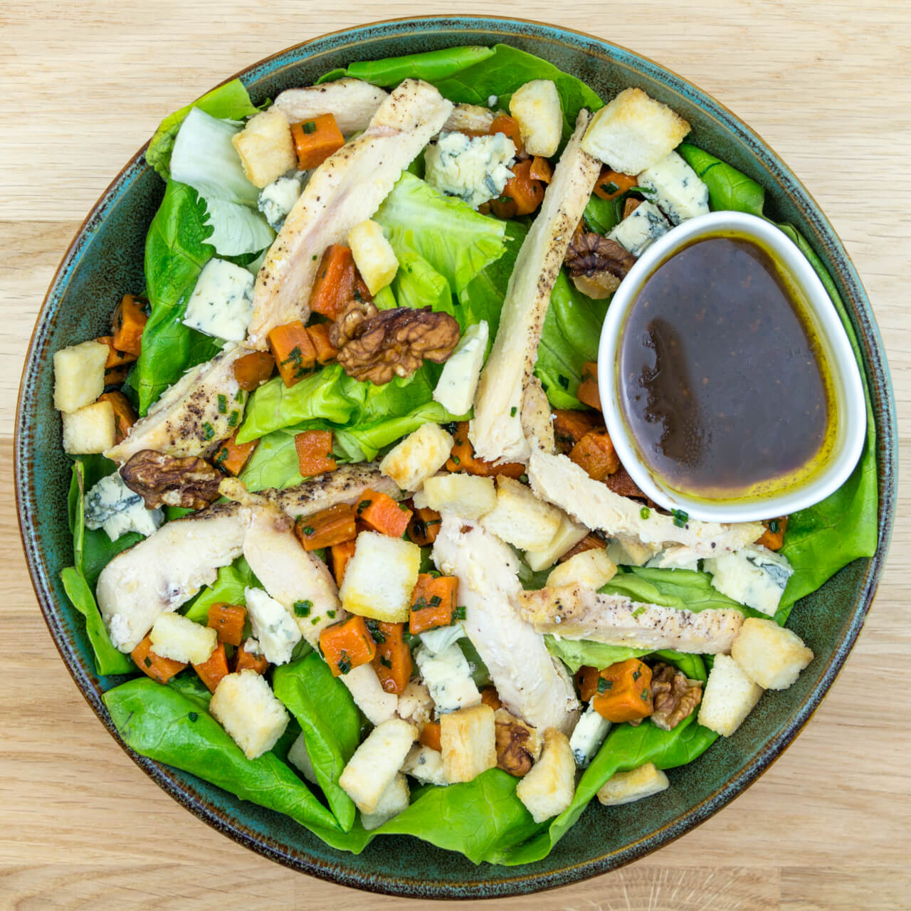 Salade au poulet, patate douce et bleu d'Auvergne AOP