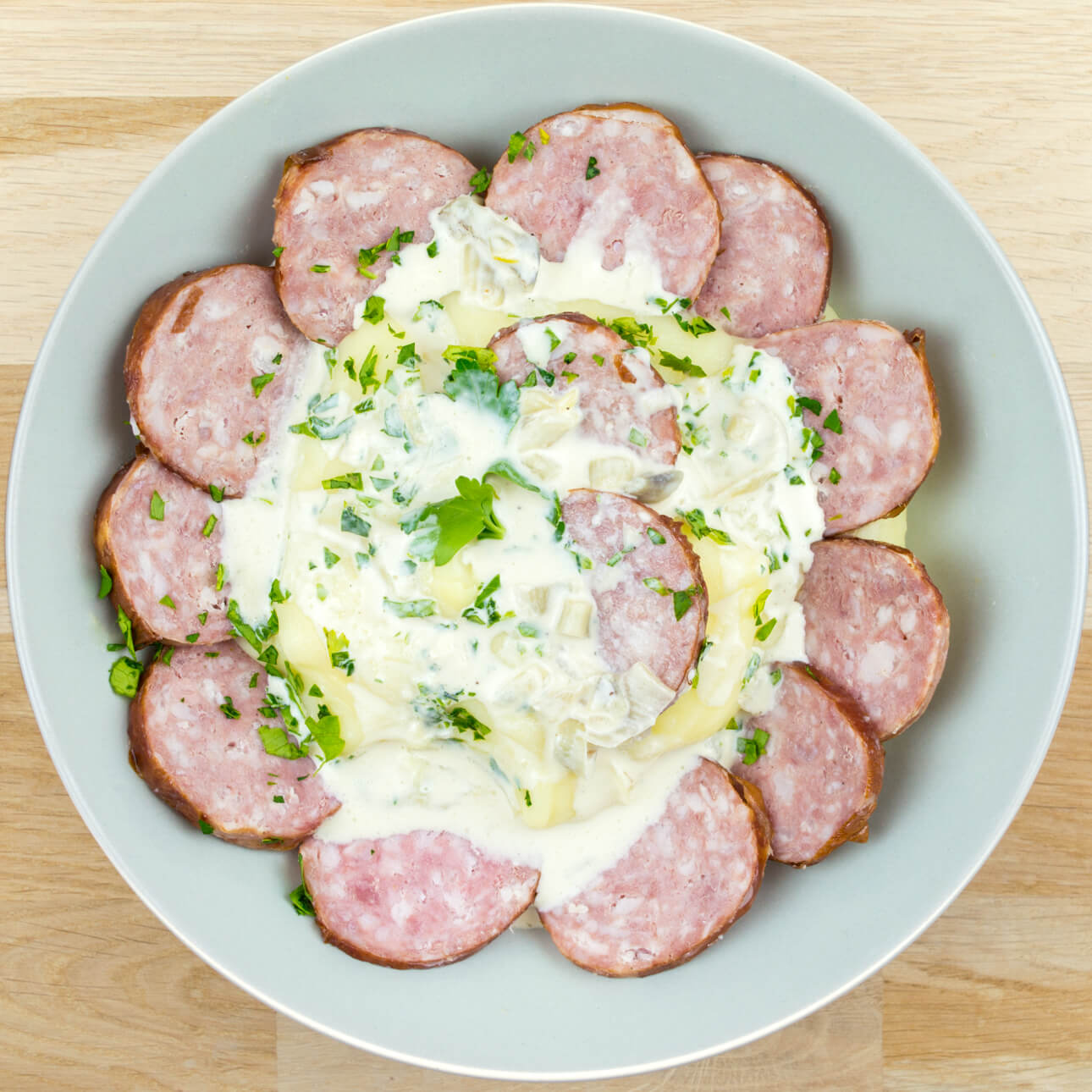 Saucisse de Morteau IGP, purée et sauce à l'échalotte